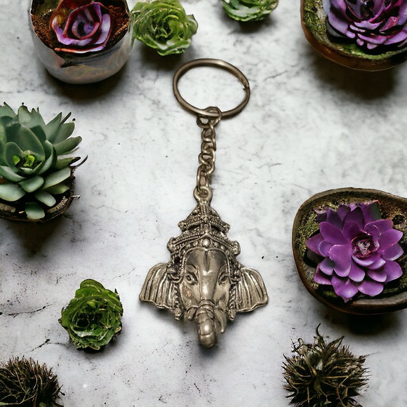 Cool Alien & Planet Keychain – Stainless Steel Space-Themed Gift For UFO Fans